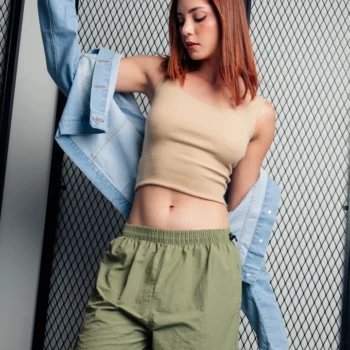 Pantalón tipo cargo en tela de alta calidad, estilo palazo