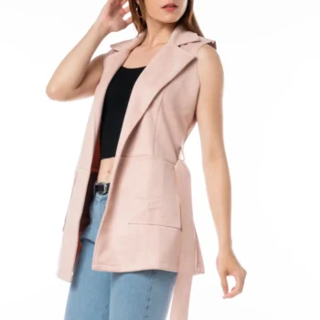 Chaleco bohemio de gasa sobre top blanco y jeans de tiro alto