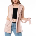 Detalle del tejido vaporoso en chaleco de gasa color rosado