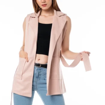 Detalle del tejido vaporoso en chaleco de gasa color rosado