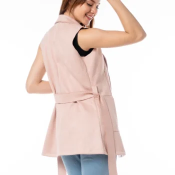 Modelo usando chaleco de gasa color rosado en talla M”