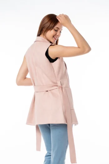 Modelo usando chaleco de gasa color rosado en talla M”