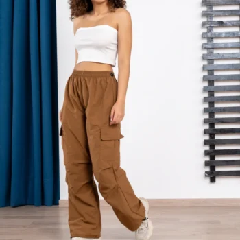 Pantalón cargo marrón claro para outfit casual femenino, ideal para primavera y verano