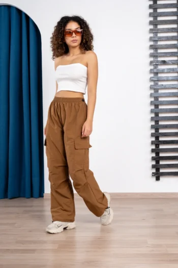 Pantalón cargo marrón claro para outfit casual femenino, ideal para primavera y verano