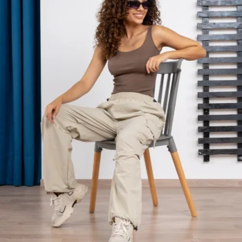 Modelo con pantalón cargo claro y top marrón, moda urbana femenina